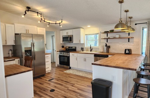 Baldwin Cottage | Government Lake Cottage Hot Tub 3 Bedrooms