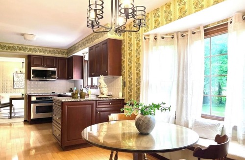 Bloomfield House | Grandma Chic 5-bedroom house in lovely Birmingham with AC, WiFi