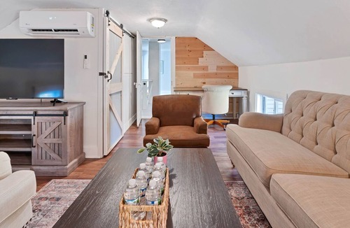 Buchanan House | Grange Hill Farmhouse - unwind in wine country, 15 minutes from Lake Michigan