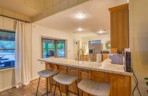 Florence House | Grassy Knoll w Hot Tub, Kayaks, Pier near RTJ