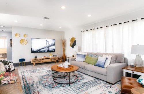 South Bend House | Great for Groups & Reunions, Pet Friendly Ranch, Huge Fenced Yard, 5 min to ND