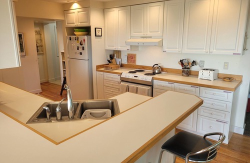 Frankfort House | Great Lakes Getaway - incredible Lakefront Location! Walk to beach and downtown!