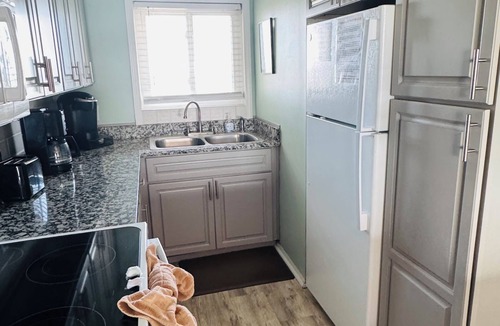 Biltmore Beach Condo | GREAT LAST MINUTE DEAL; 8/22-8/29=1000 Total!5star/Beachfront/FREE Beach Chairs!
