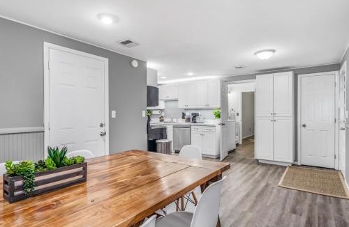 Fort Wayne House | Great Location Entire Home 3BR Fully Stocked Kitchen 70in Roku TV King & Queen Beds Fast Wifi