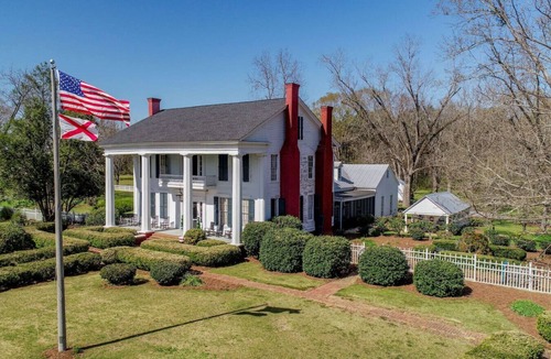 Clinton House | GreekRevival 8br/6b w/Kit-35 Min to U of Alabama!