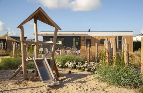 Nieuwvliet House | Groot Terras met Eettafel en Lounge Set, Op Compact Veld met Speeltoestel, Dicht bij Centrum Gebouw