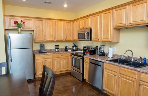 Kreole Apartment | Ground Floor Stay · 3BR · Parking · Near Refinery