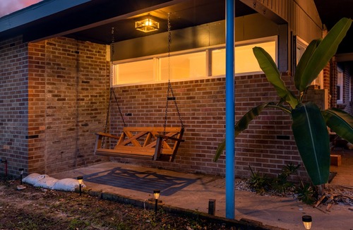 Long Beach House | Gulf Coast Beach Getaway 5 min to the beach!