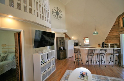 Panacea House | Gulf view Geodesic Dome Cabin just a 5 minute walk to uncrowded beach! No Pets!