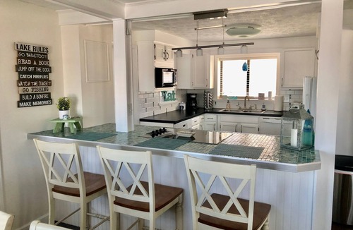Bradley House | "Gun-A-Love IT!" Lakefront getaway/retreat on Gun Lake
