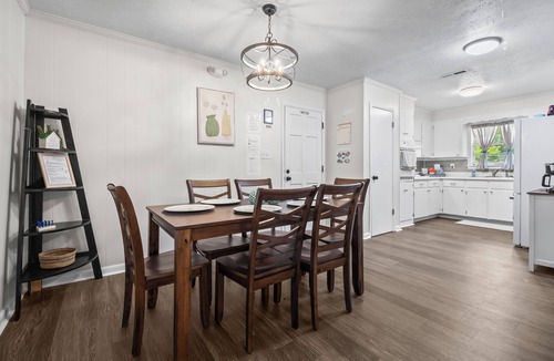 Dothan House | Hailey's Retreat-6 minutes to Downtown Dothan! Spacious home, sunroom, backyard!