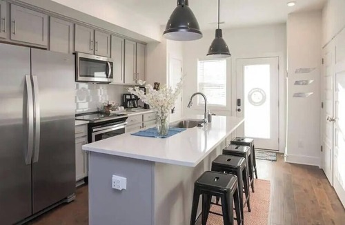 Madison House | Hank's Hangout 24–Rooftop Deck–Sleeps 8