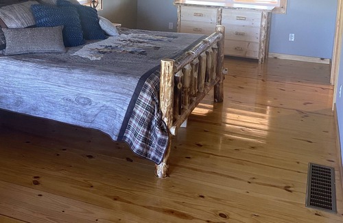 Burkesville Cabin | Happy Hollow Hide Away Near Dale Hollow New Cabin sleeps up to 20 with hot tub