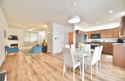 Benton Harbor House | Harbor Escape- Minutes to beaches, Arts District, Harbor Shores & St Joseph