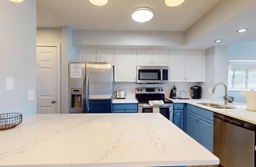Miramar Beach House | Harbour Point 918 ~ Stunning Lakefront View ~ Newly Remodeled Kitchen