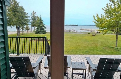 Hessel House | Hessel Bay Main Cabin : Idyllic Les Cheneaux Islands waterfront cabin sleeps 8