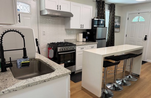 Riverdale House | Hibiscus House: 1 bedroom fully equipped house Riverdale with HVAC.