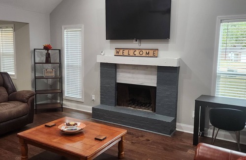 Jackson House | Hidden Gem Newly renovated 3 bedroom 2 bath home. Relax and enjoy your stay.