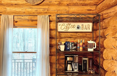 Middlebury House | Hidden Log Cabin | Hot Tub | Ping Pong | Family |