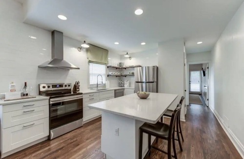 Midtown House | High Luxury Vacation Rental in Midtown- Gorgeous! Sleeps 6 w/2 full bathrooms!