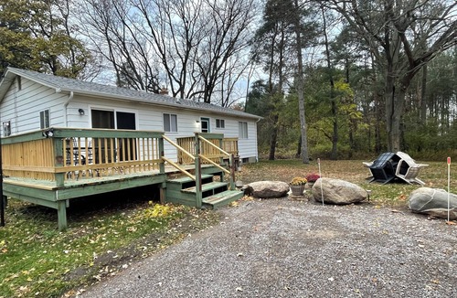 Birch Run Township House | Hill-top Hide-away! Remodeled 3-bedroom house in the Birch Run/Frankenmuth area
