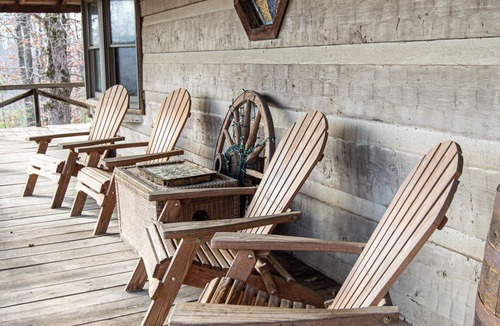Franklin Cabin | Historic Cozy 4-bedroom Log Cabin with Hot Tub in charming Leipers Fork