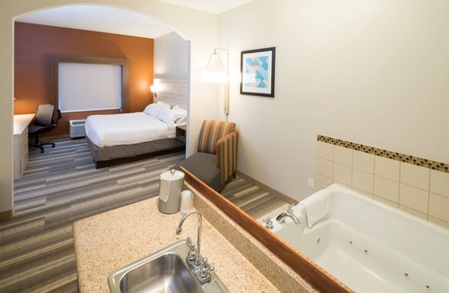Utica Hotel | Holiday Inn Express Hotel & Suites Detroit - Utica by IHG