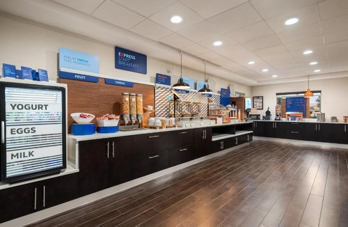 McDonough Hotel | Holiday Inn Express Hotel & Suites McDonough by IHG