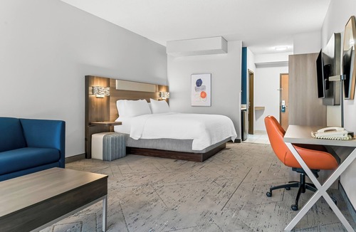 Roseville Hotel | Holiday Inn Express & Suites Detroit North - Roseville by IHG