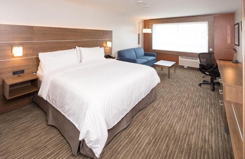 Kalamazoo Hotel | Holiday Inn Express & Suites - Kalamazoo West by IHG