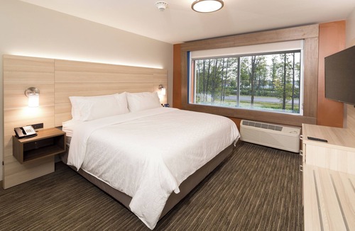 Gaylord Hotel | Holiday Inn Express & Suites Gaylord by IHG