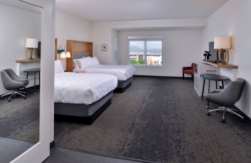 Farmington Hills Hotel | Holiday Inn & Suites Farmington Hills - Detroit NW by IHG