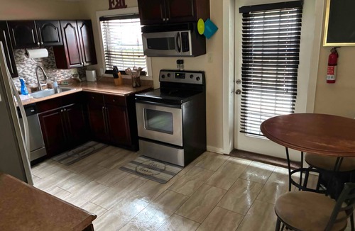 Wyandotte House | Home Away from Home 2-bedroom house in nice Wyandotte with AC, WiFi