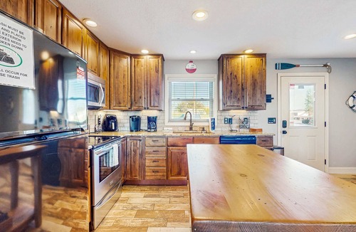 La Follette Condo | Homey Lakeview Condo, Sleeps 10・Pool/Tennis Access