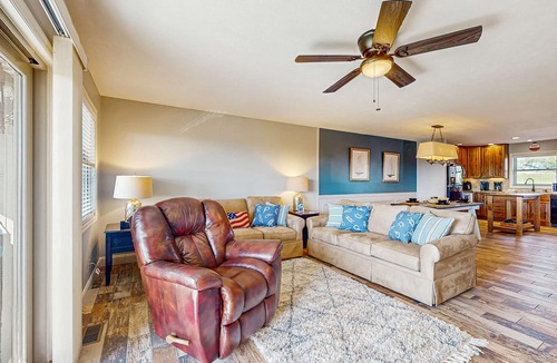 La Follette Condo | Homey Lakeview Condo, Sleeps 10・Pool/Tennis Access