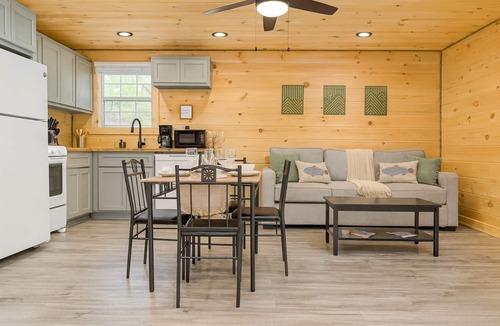 Coalmont Cabin | Hot Tub and Paddle Boat! Veteran Owned! - Unwind at Eagle’s Landing on the Lake