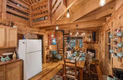 Mentone House | Hot Tub, Fire Pit & Games! Family Falcon Lodge
