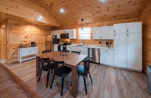 Bakerton Cabin | Hot Tub & Firepit~Game Center~Lake Cumberland~Family Friendly~River Boat Ramp