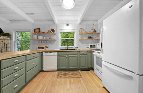 Higgins Lake House | Hot Tub, Spa Bath, Dog Friendly, Modern Farmhouse