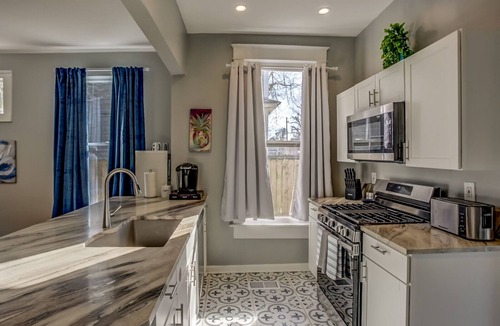 Medical District House | Huge 4,500 space: 6 bedrooms, 4 En-Suites, privacy, open concept, gated parking