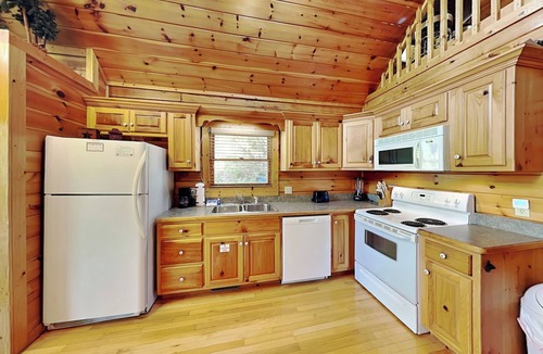Black Bear Falls Cabin | Hugs 'N Kisses | Pet-Friendly Cabin - Hot Tub, Game Loft + Pond View