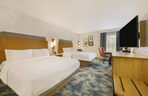 Huntsville Hotel | Huntsville Stay | Experience Local Restaurants | Seasonal Pool, Free Parking