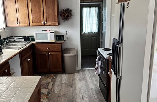 Standish House | Ice fishermen welcome. 100 yards to Saginaw bay. 1.5 miles to casino.