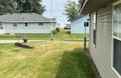 Standish House | Ice fishermen welcome. 100 yards to Saginaw bay. 1.5 miles to casino.