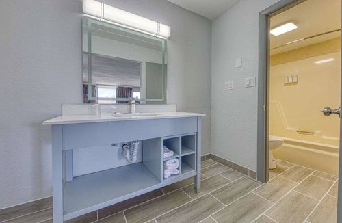 Revelo Hotel | Ideal for Groups: 2 Rooms w/Free Breakfast, Pool, Near Princess Falls Trailhead