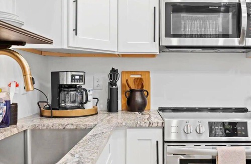 MLK University Apartment | Indigo Flat: Chic Retreat in Downtown Chattanooga