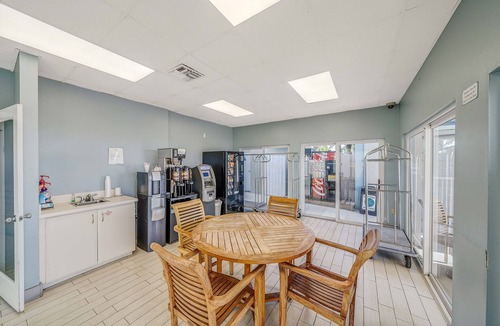 Fort Bay House | Indulge in Home Like Comfort! Gulf View, Free Parking, Beachfront Property