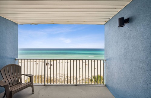 Fort Bay House | Indulge in Home Like Comfort! Gulf View, Free Parking, Beachfront Property