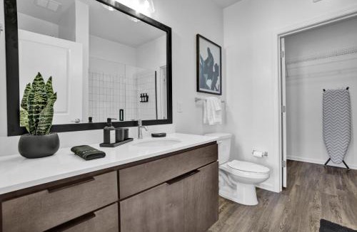 Avondale Apartment | Intimate Flat with Pool, Gym, and Stunning City Views