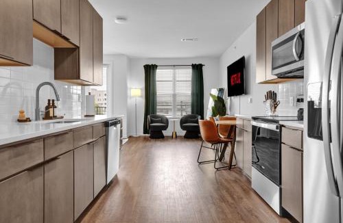 Avondale Apartment | Intimate Flat with Pool, Gym, and Stunning City Views